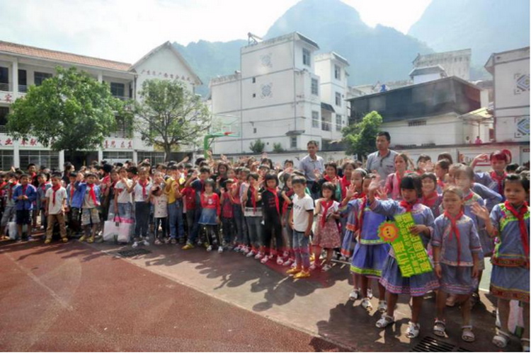 【深圳新闻网APP】京基集团赴广西百色爱心助学 助推乡村教育发展1762.jpg